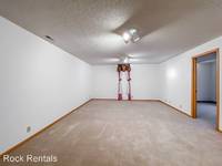 $1,250 / Month Apartment For Rent: 14 Des Moines Apt A - Rock Rentals | ID: 8068256